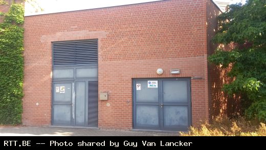 Het gebouw dat nu de technische lokalen huisvest te Ronse , gelegen achter het vroegere gebouw .