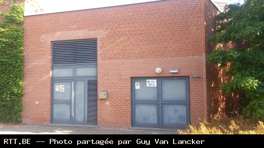 Het gebouw dat nu de technische lokalen huisvest te Ronse , gelegen achter het vroegere gebouw .