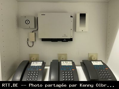 Voorbeel 2 (Senior module rechts en elektronische bel links) en 3x Maestro Classic