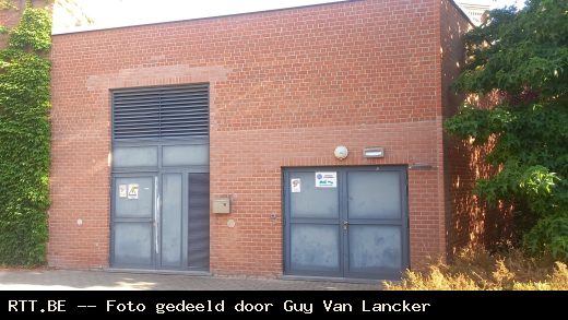 Het gebouw dat nu de technische lokalen huisvest te Ronse , gelegen achter het vroegere gebouw .